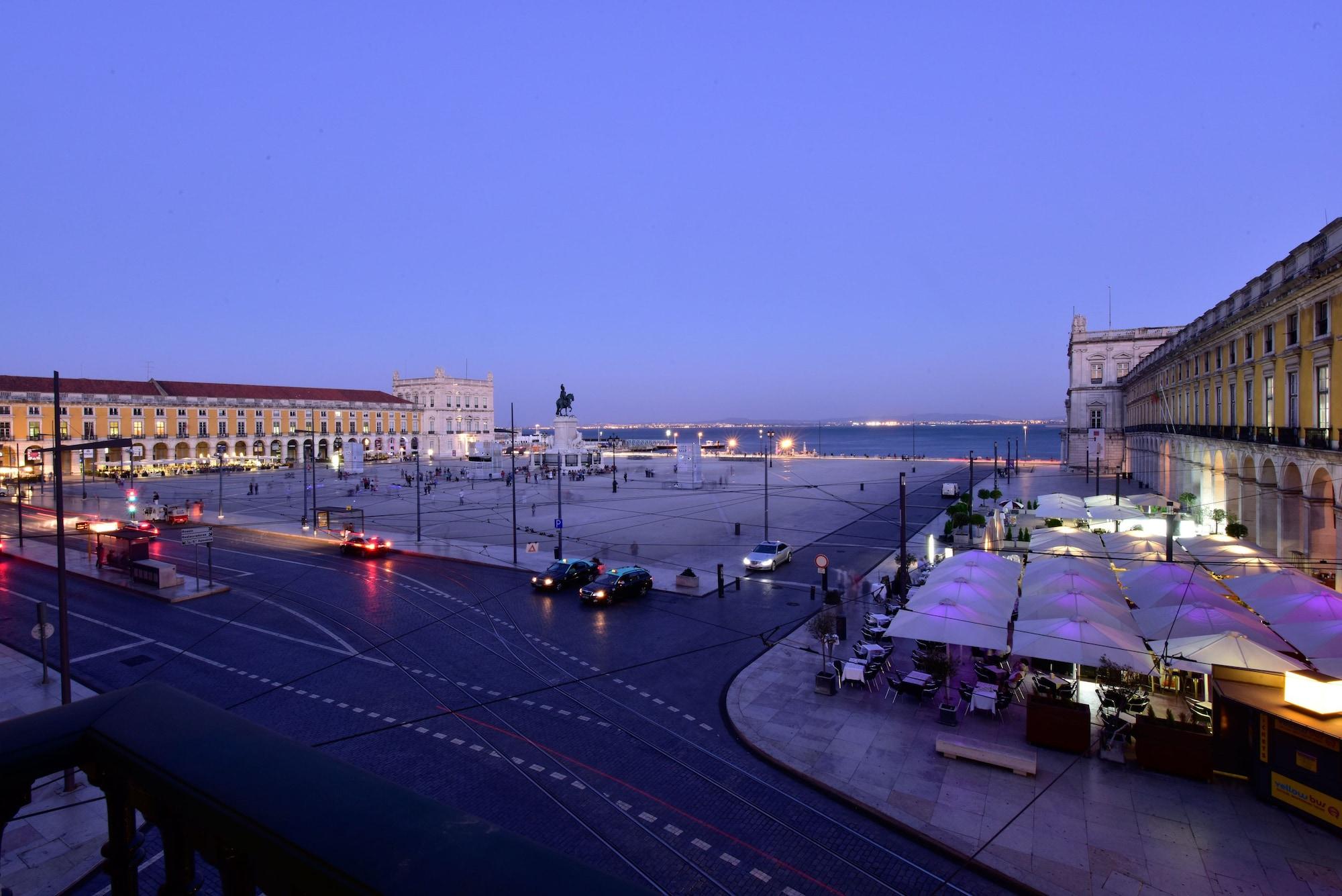 Pousada De Lisboa - Small Luxury Hotels Of The World Kültér fotó The Praça do Comércio at night