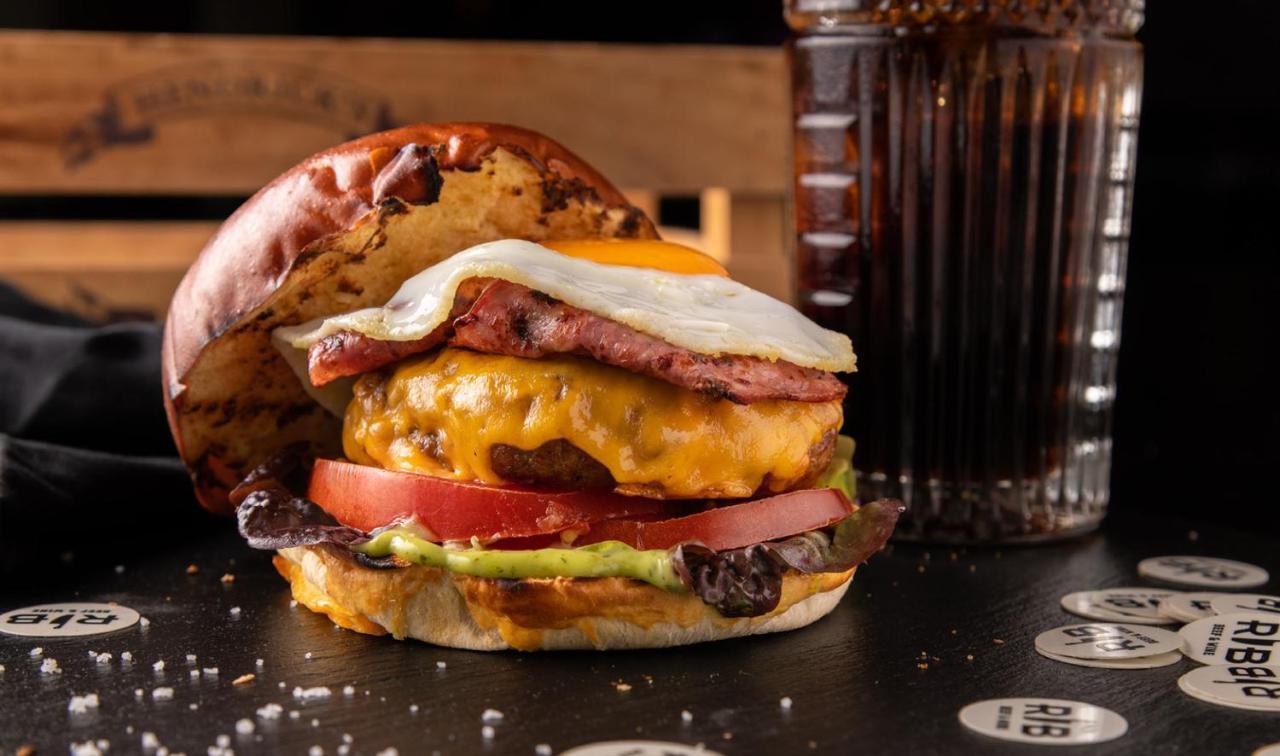 Pousada De Lisboa - Small Luxury Hotels Of The World Kültér fotó A cheeseburger with bacon and egg
