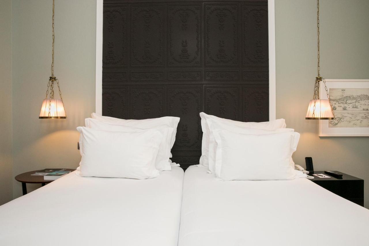 Pousada De Lisboa - Small Luxury Hotels Of The World Kültér fotó A bed with two pillows