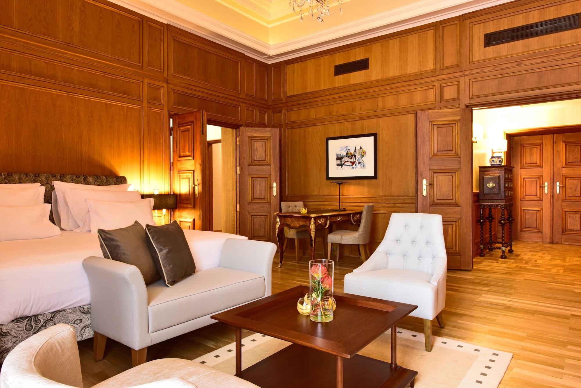 Pousada De Lisboa - Small Luxury Hotels Of The World Kültér fotó Suite at the Hotel de Crillon